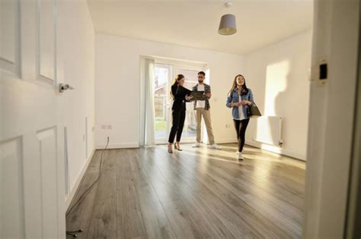 Do real estate agents split with broker?